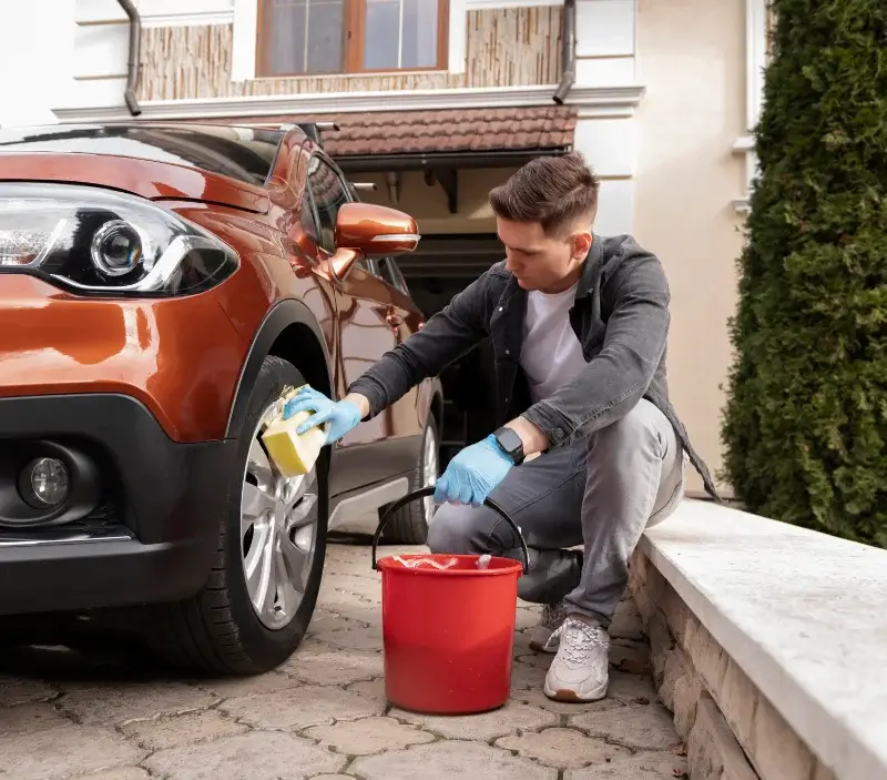 Lavage auto à domicile La Villeneuve-en-Chevrie : professionnel intervenant sur un véhicule